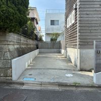 鎌倉市七里ガ浜二丁目の賃貸物件/駐車スペース。車種により縦列で2台停められます