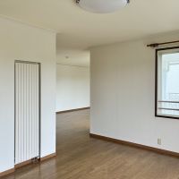 逗子市小坪六丁目の賃貸物件/ダイニングからリビングの方を見てみる