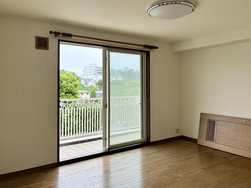 逗子市小坪六丁目の賃貸物件/ダイニング部分（扉は修繕中のためここに。ご了承を）