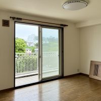 逗子市小坪六丁目の賃貸物件/ダイニング部分（扉は修繕中のためここに。ご了承を）