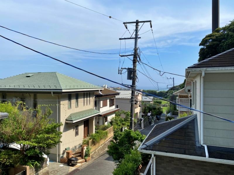 鎌倉市七里ガ浜東五丁目の売買物件/2階洋室6.6帖│住宅の向こうに海が！写真よりも水平線と海の青がはっきりと見えます