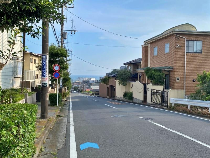 鎌倉市七里ガ浜東五丁目の売買物件/周辺環境│海岸や駅へと下る道。ぱっと海が見えて気持ちのいい眺め