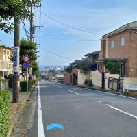 鎌倉市七里ガ浜東五丁目の売買物件/周辺環境│海岸や駅へと下る道。ぱっと海が見えて気持ちのいい眺め