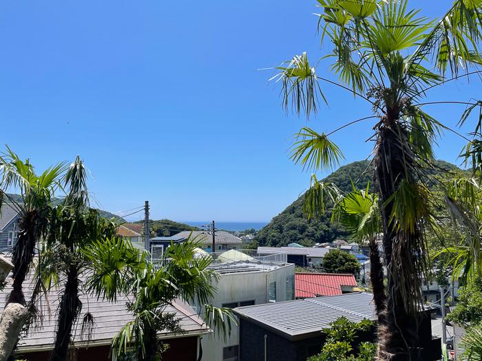 葉山町堀内の売買物件/葉山の住宅地の向こうに海を望みます。この日の青さはヤバかった！