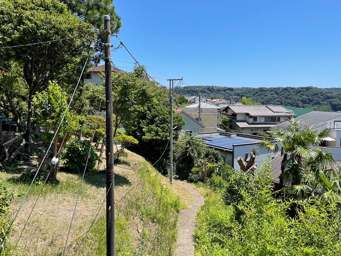 葉山町堀内の売買物件/2階のベランダからは、通路をやってくる家族や友人が見えるのも楽しそう