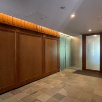 鎌倉市佐助一丁目の売買物件/玄関を入ると重厚な雰囲気