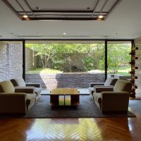 鎌倉市佐助一丁目の売買物件/共有部の応接セット、スタンド照明が！
