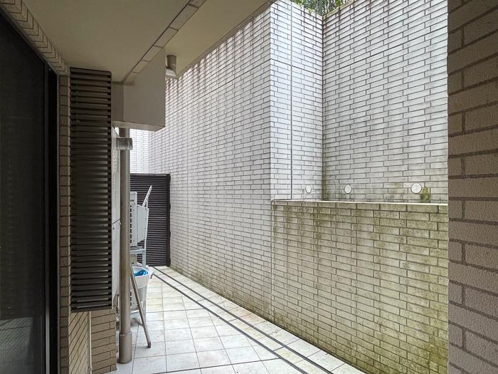 鎌倉市佐助一丁目の売買物件/専用テラスの前はタイルの壁面です。ただの地下に造られた壁のようですが、苔のついた跡を見ると雨の時はシャラシャラと流れる音が心地よいかもしれません。