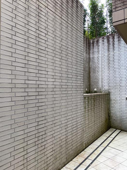 鎌倉市佐助一丁目の売買物件/床面に排水溝がありますのでテラスに水が溜まらないようにしているのでしょう