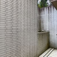 鎌倉市佐助一丁目の売買物件/床面に排水溝がありますのでテラスに水が溜まらないようにしているのでしょう