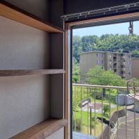 鎌倉市梶原五丁目の売買物件/洋室1｜窓際に無垢材の棚板を使ったニッチが。