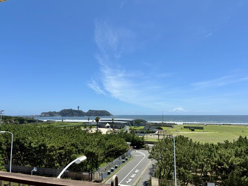 藤沢市鵠沼海岸二丁目の賃貸物件/緑と青のコントラストが眩しすぎる！これぞ鵠沼海岸の海の見え方