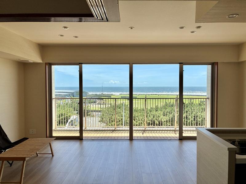 藤沢市鵠沼海岸二丁目の賃貸物件/リビングの窓は大きく。ゆったりと海を眺めます