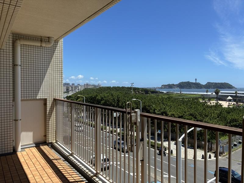 藤沢市鵠沼海岸二丁目の賃貸物件/バルコニーは少し奥行があり、ゆったり