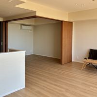 藤沢市鵠沼海岸二丁目の賃貸物件/リビングと、隣接する洋室（引戸で仕切ることもできます）