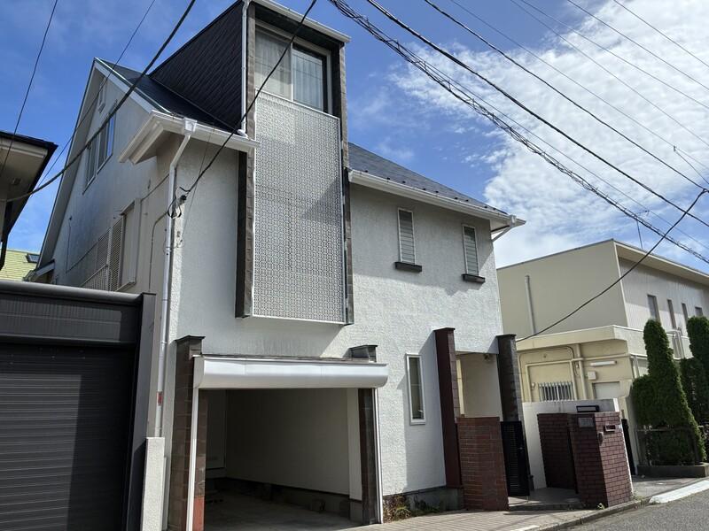 鎌倉市笹目町の賃貸物件/なにやら印象的な飾り格子が特徴の3階建て