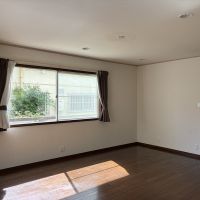 鎌倉市笹目町の賃貸物件/リビング。横長の窓がポイント