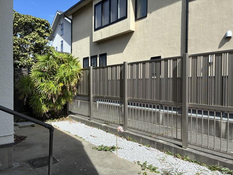 鎌倉市笹目町の賃貸物件/庭と言っても、砂利だったりなので、鉢植えでなにか育てようか