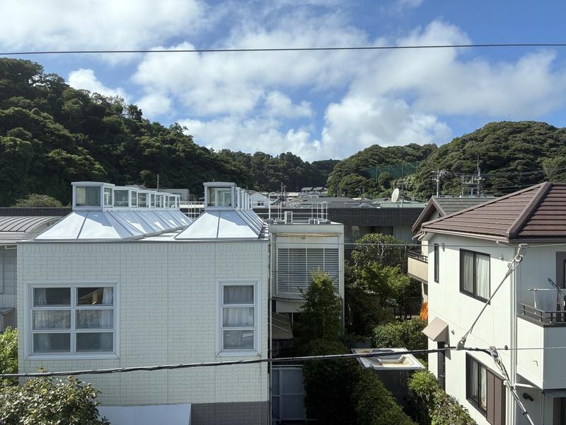 鎌倉市笹目町の賃貸物件/3階から、北東の方向を見たところ。山の緑が美しい