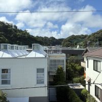 鎌倉市笹目町の賃貸物件/3階から、北東の方向を見たところ。山の緑が美しい