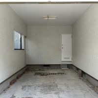 鎌倉市笹目町の賃貸物件/ガレージ内部。車のサイズにもよるけれど、サーフボードなんかもしまいたい