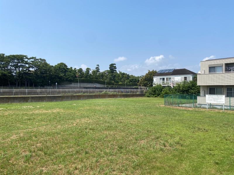 藤沢市片瀬五丁目の売買物件/1階洋室6.1帖│角度で姿は見えませんが、江ノ電の走る音が聴こえてきます