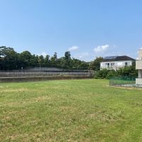 藤沢市片瀬五丁目の売買物件/1階洋室6.1帖│角度で姿は見えませんが、江ノ電の走る音が聴こえてきます