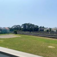 藤沢市片瀬五丁目の売買物件/ルーフバルコニーから広場で遊ぶ子どもたちや川沿いをランニングする人、犬の散歩をする人の様子が見えます