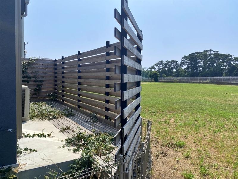 藤沢市片瀬五丁目の売買物件/デッキ│隣の広場との距離感