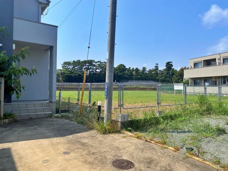 藤沢市片瀬五丁目の売買物件/玄関前│駐車スペースは2台分