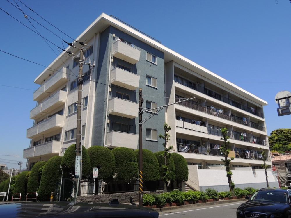 藤沢市片瀬海岸一丁目の売買物件/外観｜このエリアではかなり古いレトロマンションです