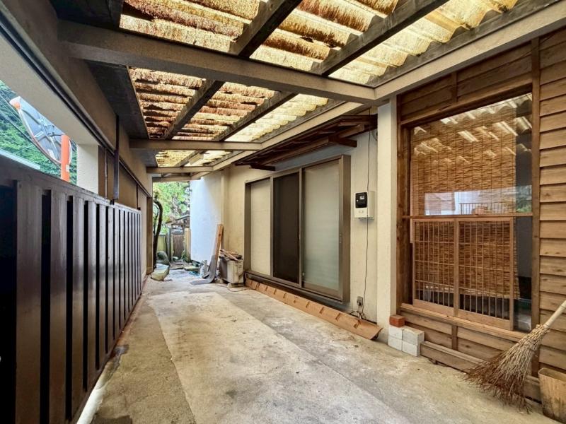 鎌倉市極楽寺四丁目の売買物件/ガレージ｜写真左側のスライドゲートを開けると道路です