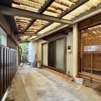 鎌倉市極楽寺四丁目の売買物件/ガレージ｜写真左側のスライドゲートを開けると道路です