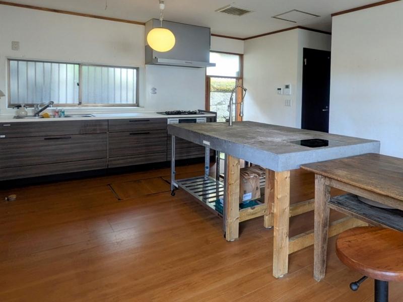 鎌倉市極楽寺四丁目の売買物件/1階 LDK｜ここは現代的なつくり。水まわりはユニットバス、トイレ、洗面ときれいなモノが揃っています