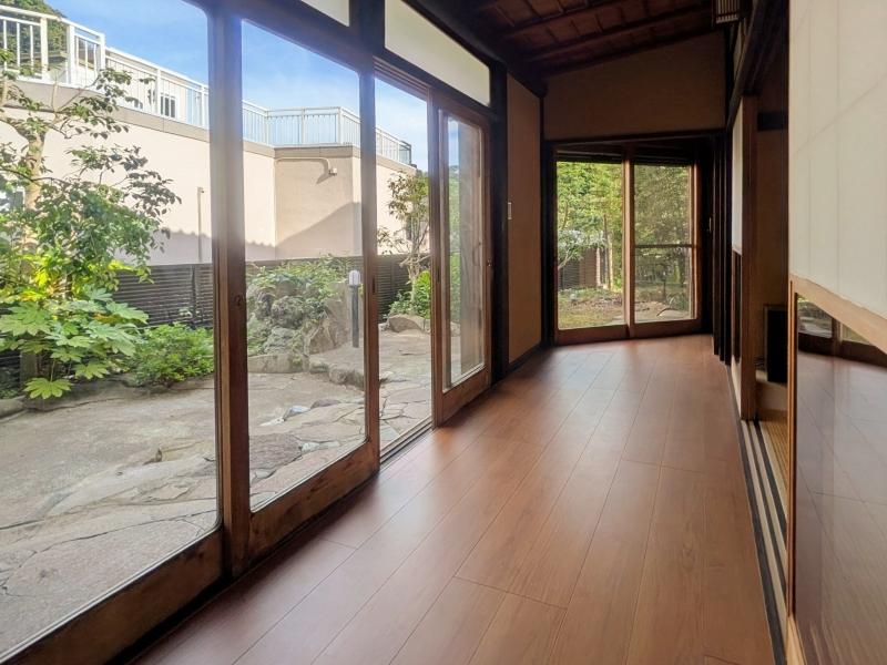 鎌倉市極楽寺四丁目の売買物件/1階 広縁｜木製建具の向こうに広がる石づくりの庭