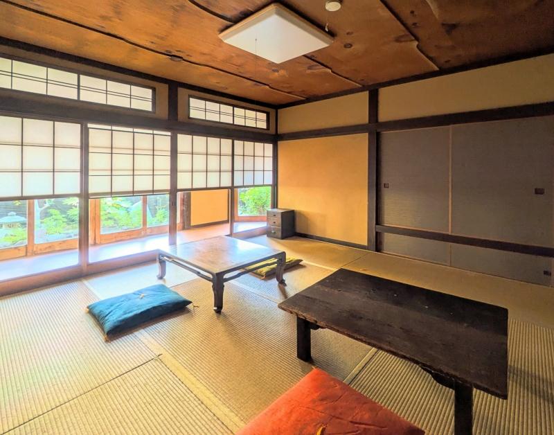 鎌倉市極楽寺四丁目の売買物件/1階 和室｜奥に見える庭を借景にしつつ、変わった仕上げの天井が目を引きます