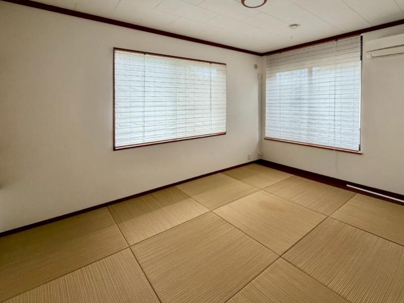 鎌倉市極楽寺四丁目の売買物件/2階 和室｜目の粗い変わった表情の半帖畳が敷き詰められています
