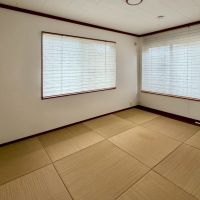 鎌倉市極楽寺四丁目の売買物件/2階 和室｜目の粗い変わった表情の半帖畳が敷き詰められています