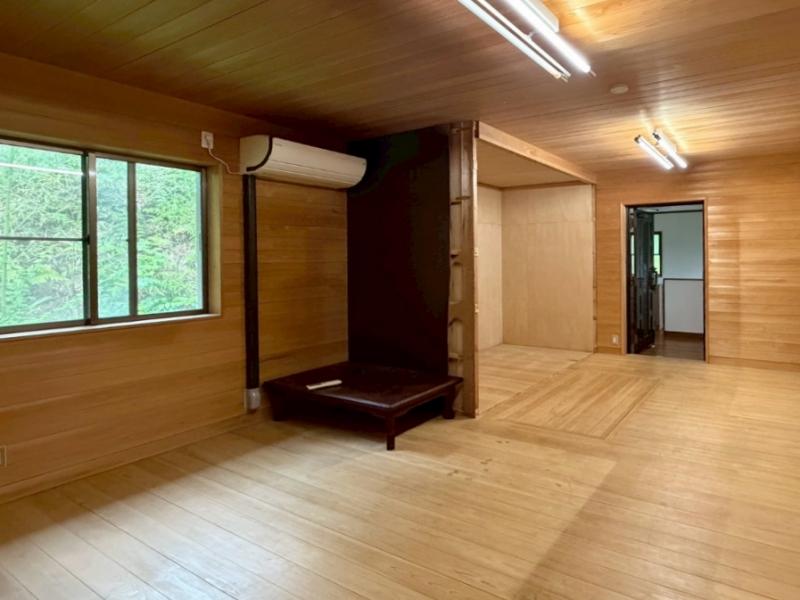 鎌倉市極楽寺四丁目の売買物件/2階 洋室1｜床壁天井の全てが板張りの仕上げ