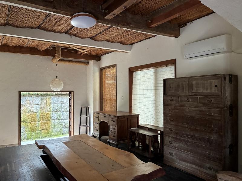 鎌倉市極楽寺四丁目の売買物件/1階 客間｜経年を感じる黒い床板が何とも渋い空間