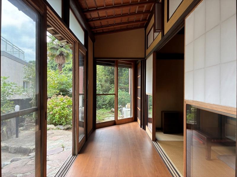鎌倉市極楽寺四丁目の売買物件/1階 広縁｜木製建具の向こうに広がる石づくりの庭