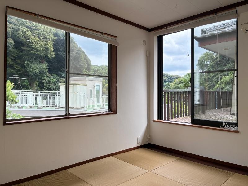 鎌倉市極楽寺四丁目の売買物件/2階 和室｜目の粗い変わった表情の半帖畳が敷き詰められています