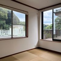 鎌倉市極楽寺四丁目の売買物件/2階 和室｜目の粗い変わった表情の半帖畳が敷き詰められています