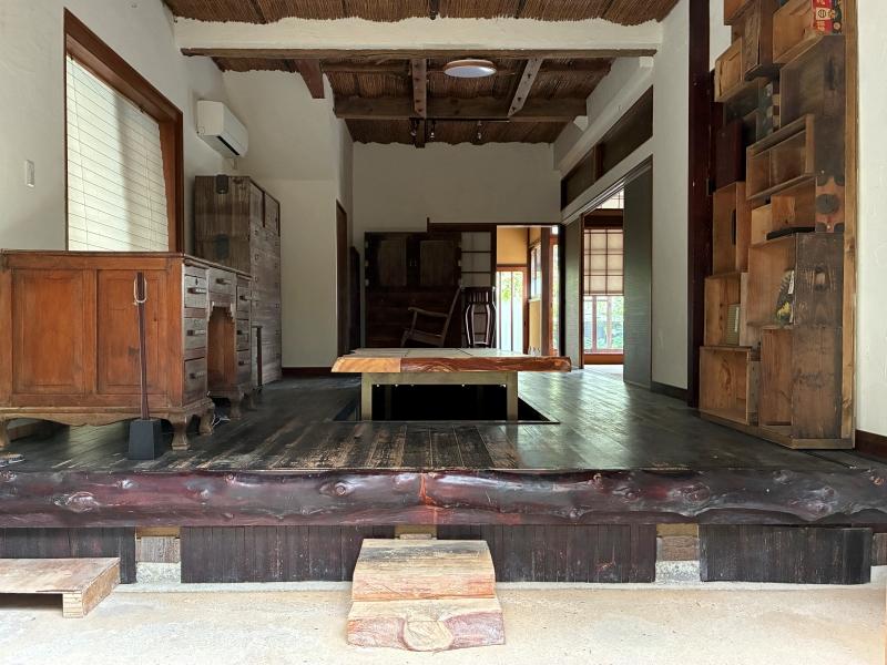 鎌倉市極楽寺四丁目の売買物件/1階 客間｜土間からの上がり框は大きくうねった材を納めています