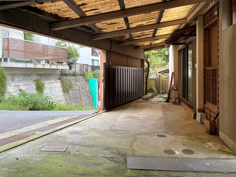 鎌倉市極楽寺四丁目の売買物件/ガレージ｜道路との間にはスライドゲートがあります