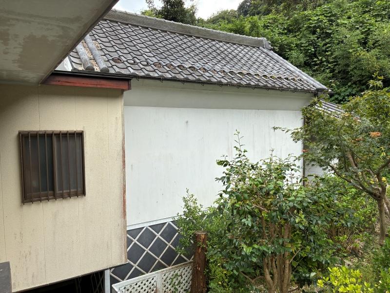 鎌倉市極楽寺四丁目の売買物件/納戸｜敷地の奥にある納戸。瓦屋根になまこ壁の立派なつくり