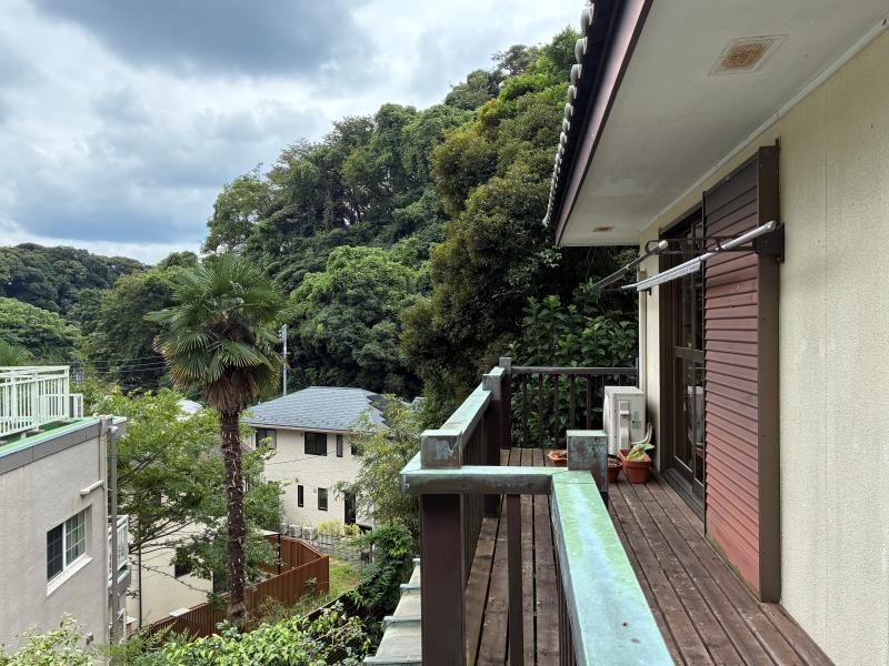鎌倉市極楽寺四丁目の売買物件/2階 デッキ｜建物は極楽寺の緑に囲まれています