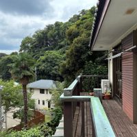 鎌倉市極楽寺四丁目の売買物件/2階 デッキ｜建物は極楽寺の緑に囲まれています
