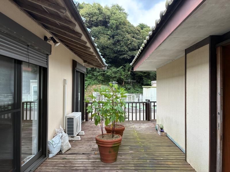 鎌倉市極楽寺四丁目の売買物件/2階 デッキ｜2階は外部を通って部屋を行き来する面白い間取り