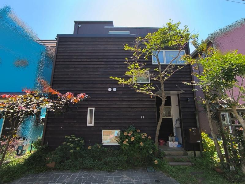 横須賀市秋谷の売買物件/外観｜日焼けして色の変わった外壁材が渋い雰囲気を出しています